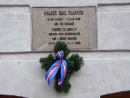 Commemoration plaque for one of the freedom fighters, decorated with the ribbon of the freedomfighters